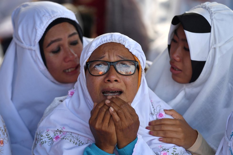 Pozůstalí po pohřešovaných cestujících z trajektu na jezeře Toba se modlí za své příbuzné