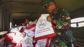 Do Indonésie dorazila první dodávka humanitární pomoci.