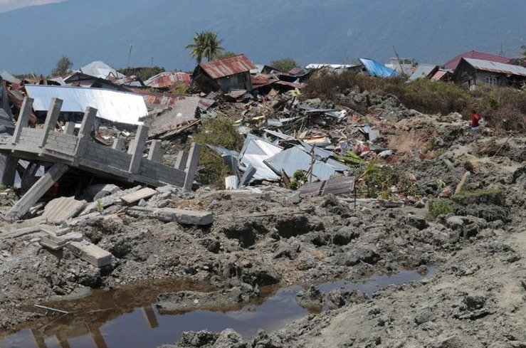 Indonéská vesnice Petoba zcela zmizela pod nánosem bahna, pohřbeno v něm může být až tisíc lidí.
