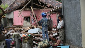 Vlna tsunami, která o víkendu zpustošila indonéské pobřeží Sundského průlivu, si vyžádala nejméně 429 mrtvých. (25.12.2018)