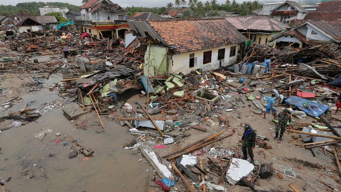 Vlna tsunami, která o víkendu zpustošila indonéské pobřeží Sundského průlivu, si vyžádala nejméně 429 mrtvých. (25.12.2018)