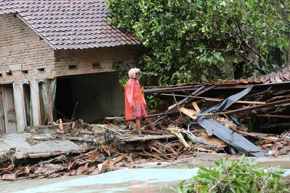 Nejméně 281 mrtvých a více než tisíc zraněných si v Indonésii vyžádala ničivá vlna tsunami. Dalších 57 lidí se pohřešuje, a tak počet obětí nejspíše ještě stoupne. (24.12.2018)