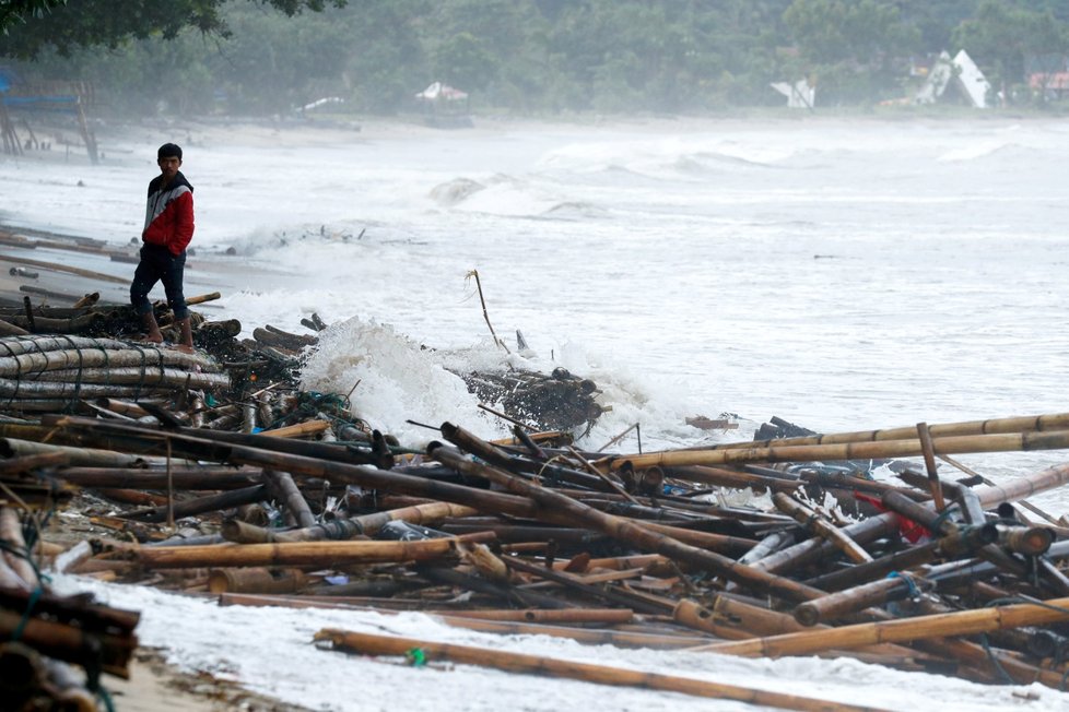 Nejméně 281 mrtvých a více než tisíc zraněných si v Indonésii vyžádala ničivá vlna tsunami. Dalších 57 lidí se pohřešuje, a tak počet obětí nejspíše ještě stoupne. (24.12.2018)