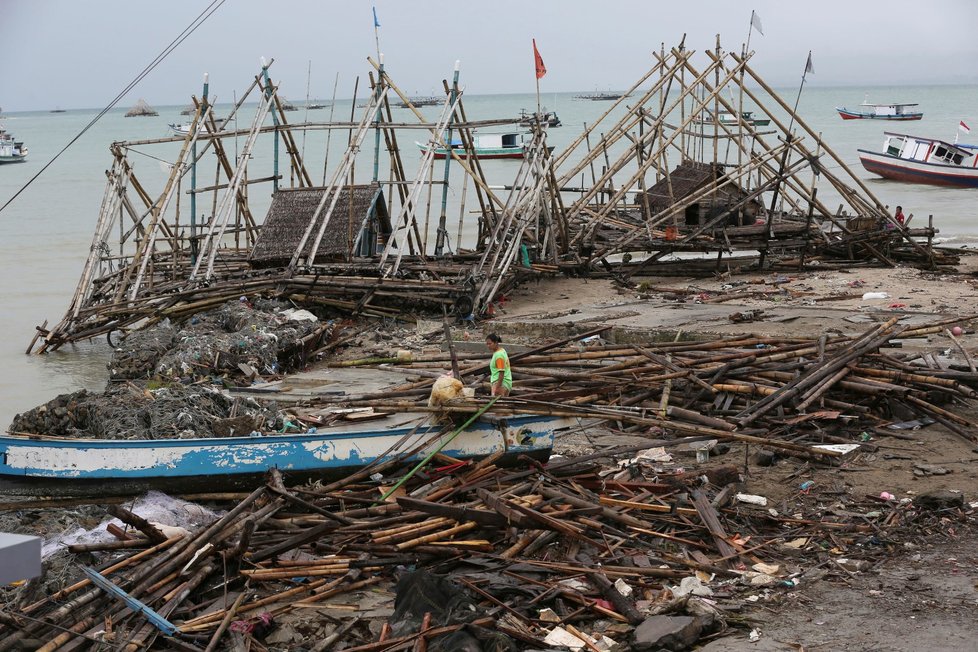 Vlna tsunami, která o víkendu zpustošila indonéské pobřeží Sundského průlivu, si vyžádala nejméně 429 mrtvých. (25.12.2018)