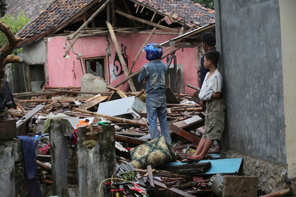 Vlna tsunami, která o víkendu zpustošila indonéské pobřeží Sundského průlivu, si vyžádala nejméně 429 mrtvých. (25.12.2018)