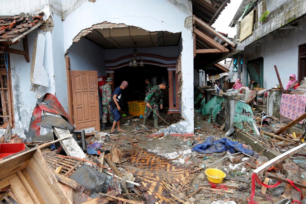 Vlna tsunami, která o víkendu zpustošila indonéské pobřeží Sundského průlivu, si vyžádala nejméně 429 mrtvých. (25.12.2018)