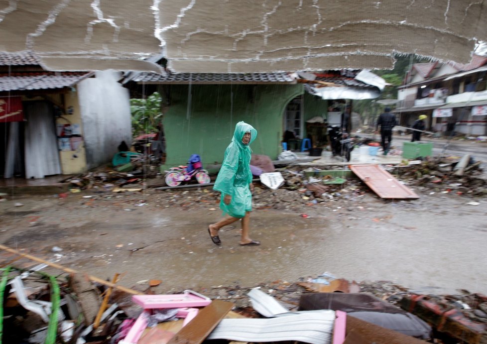 Indonésie se vzpamatovává z ničivé vlny tsunami, která si vyžádala víc než 420 obětí. (26.12.2018)