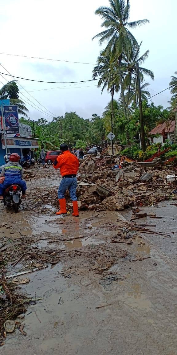 Počet mrtvých po tsunami v Indonésii rychle stoupal (23. 12. 2018).