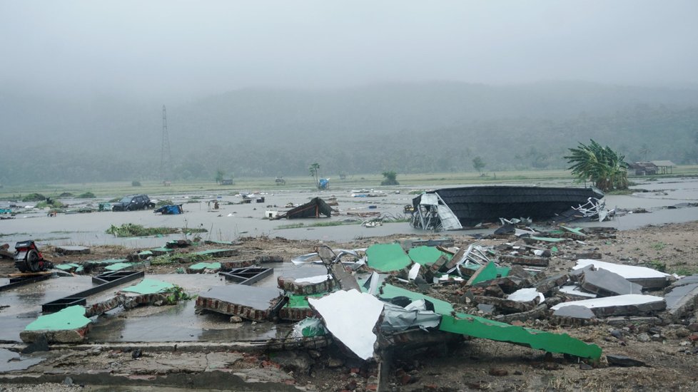 Počet mrtvých po tsunami v Indonésii rychle stoupal (23. 12. 2018)