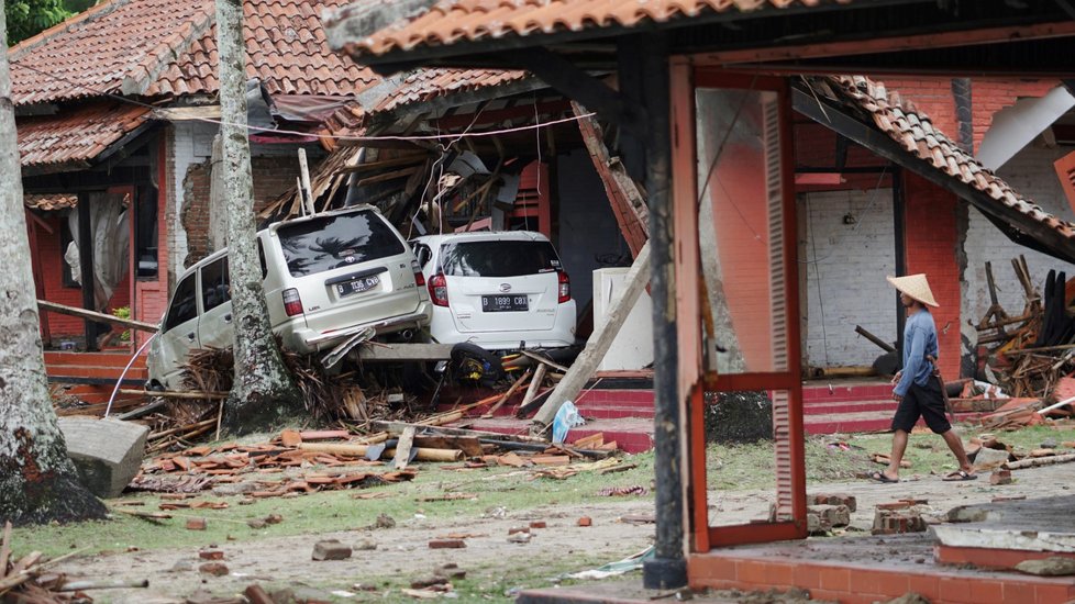 Počet mrtvých po tsunami v Indonésii rychle stoupal (23. 12. 2018)