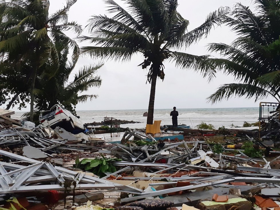 Počet mrtvých po tsunami v Indonésii rychle stoupal (23. 12. 2018)