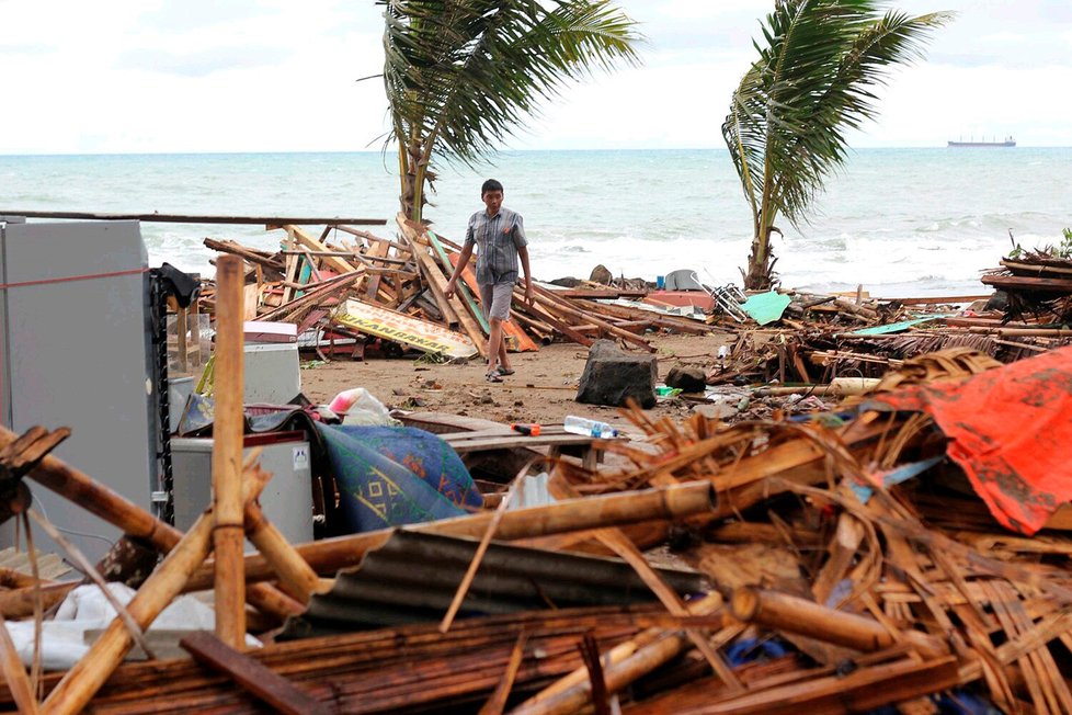 Počet mrtvých po tsunami v Indonésii rychle stoupal (23. 12. 2018)