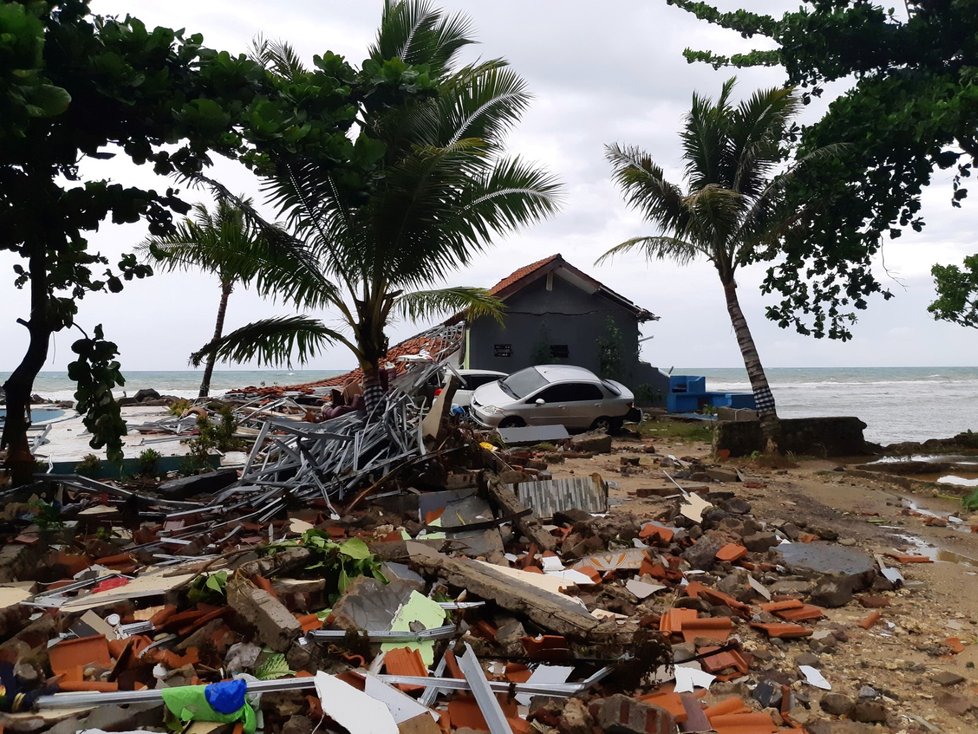 Počet mrtvých po tsunami v Indonésii rychle stoupal (23. 12. 2018).