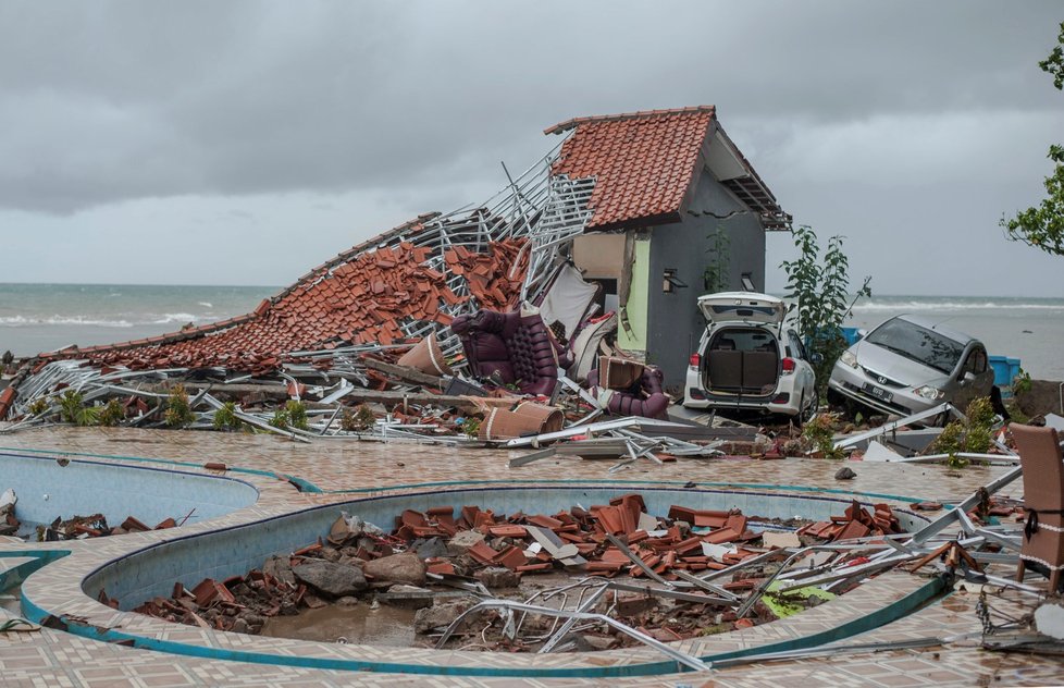 Počet mrtvých po tsunami v Indonésii rychle stoupal (23. 12. 2018)