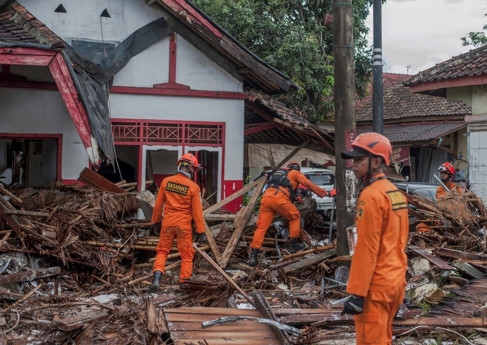 Počet mrtvých po tsunami v Indonésii rychle stoupal (23. 12. 2018)