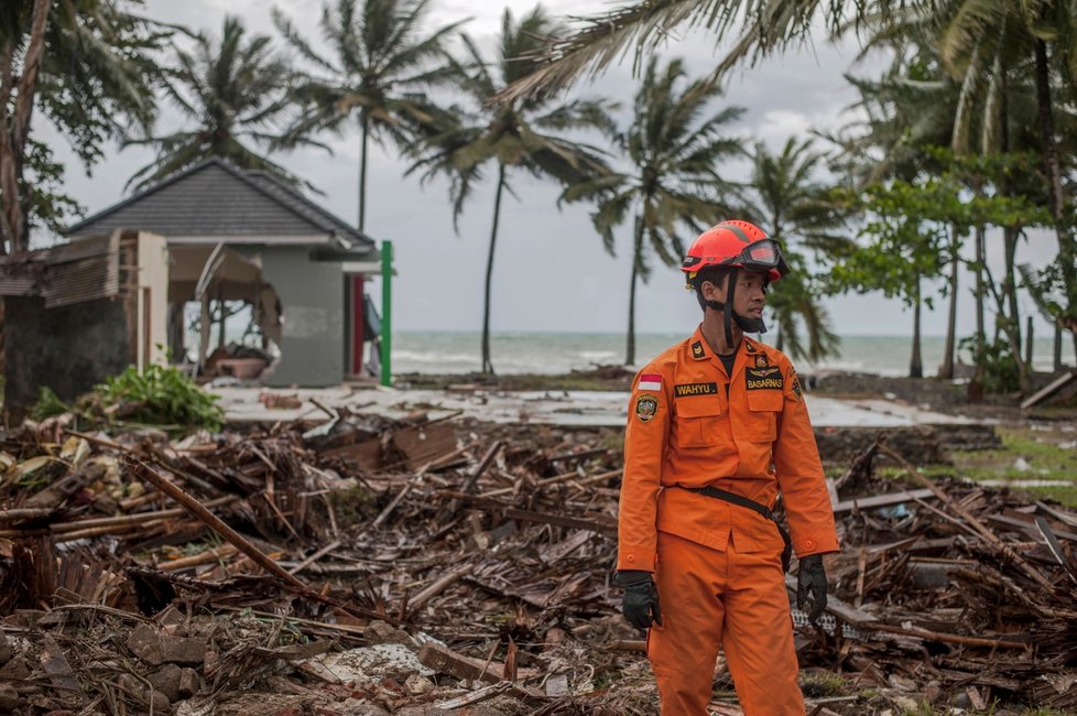 Počet mrtvých po tsunami v Indonésii rychle stoupal (23. 12. 2018).