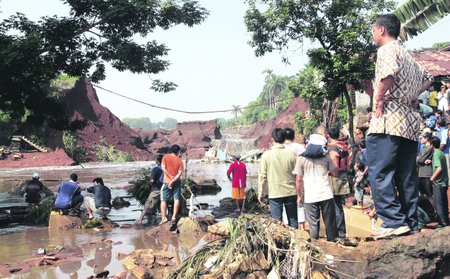 Neštěstí zřejmě zavinilo protrhnutí téměř 15 metrů vysoké přehradní hráze, která byla vytvořena pouze ze zeminy