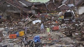 Indonésii zasáhla ničivá tsunami vyvolaná vulkánem Anak Krakatoa.
