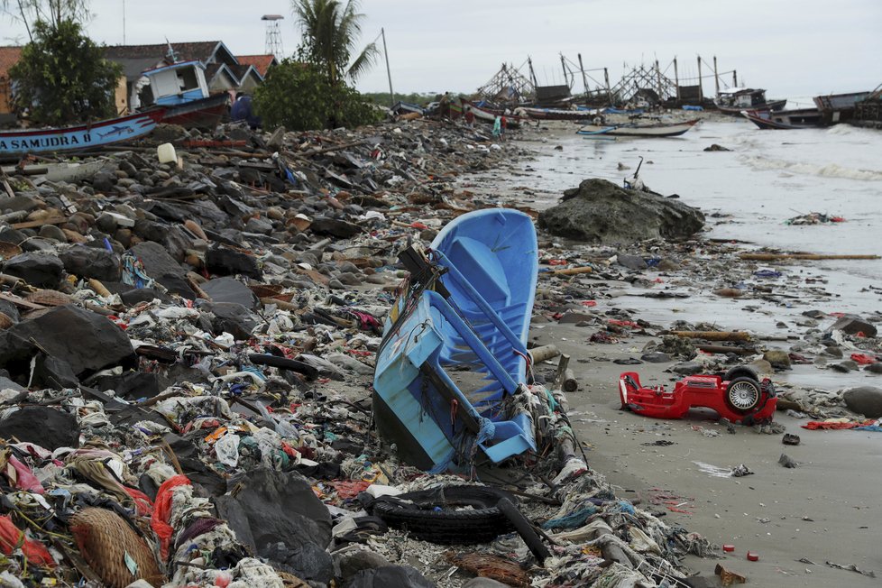 Indonésii v prosinci 2018 zasáhla ničivá tsunami vyvolaná vulkánem Anak Krakatoa