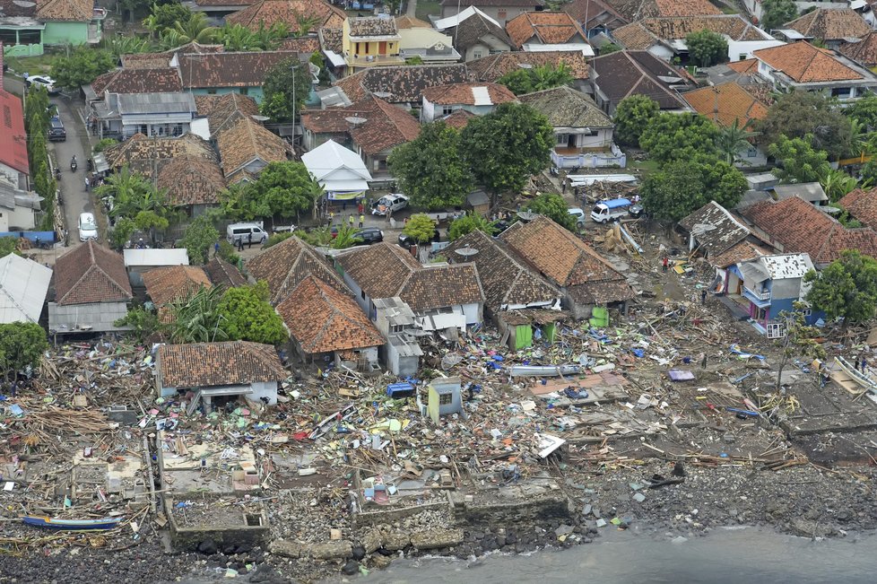 Indonésii zasáhla ničivá tsunami vyvolaná vulkánem Anak Krakatoa