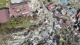 Letecké snímky oblasti, kterou zasáhlo zemětřesení a následné tsunami.