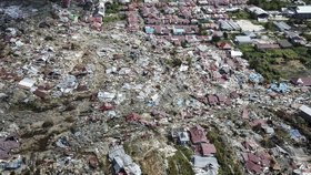 Letecké snímky oblasti, kterou zasáhlo zemětřesení a následné tsunami.