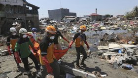 Počet obětí tsunami a zemětřesení v Indonésii neustále narůstá, úřady hlásí už 1407. Některé zasažené oblasti stále nebyly prozkoumány, (3.10.2018).