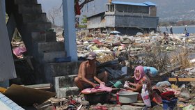 Počet obětí tsunami a zemětřesení v Indonésii neustále narůstá, úřady hlásí už 1407. Některé zasažené oblasti stále nebyly prozkoumány, (3.10.2018).