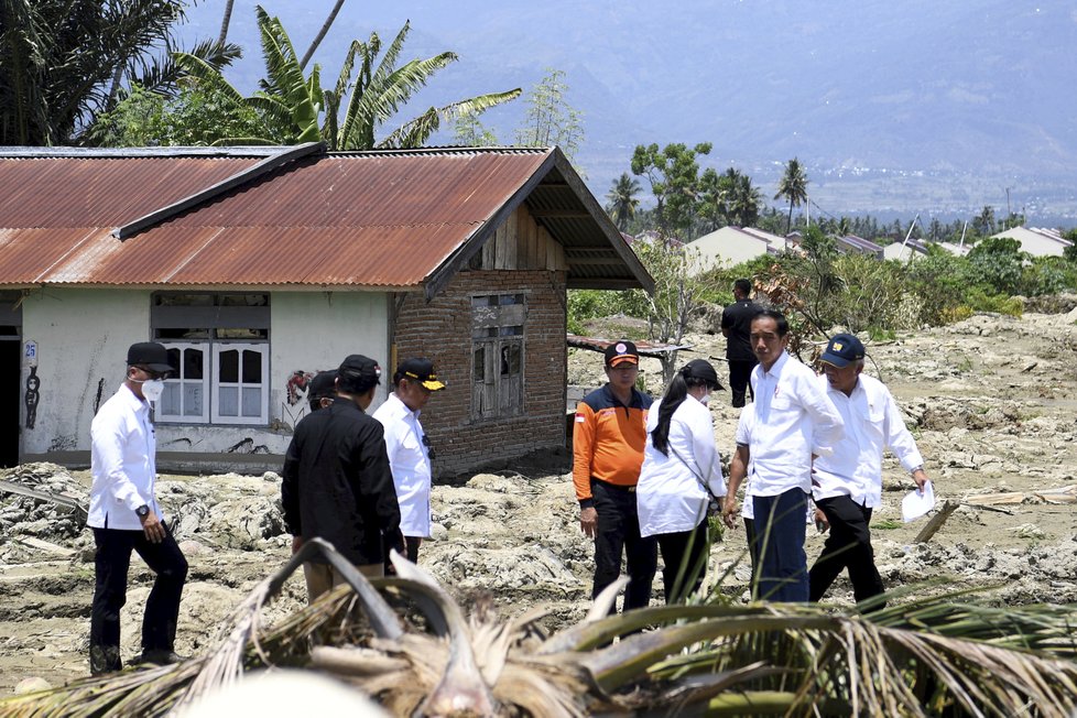 Počet obětí tsunami a zemětřesení v Indonésii neustále narůstá, úřady hlásí už 1407. Některé zasažené oblasti stále nebyly prozkoumány, (3.10.2018).