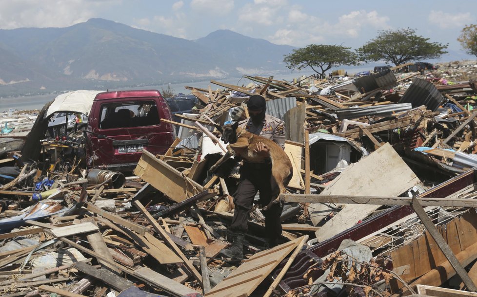 Počet obětí tsunami a zemětřesení v Indonésii neustále narůstá, úřady hlásí už 1407. Některé zasažené oblasti stále nebyly prozkoumány, (3.10.2018).