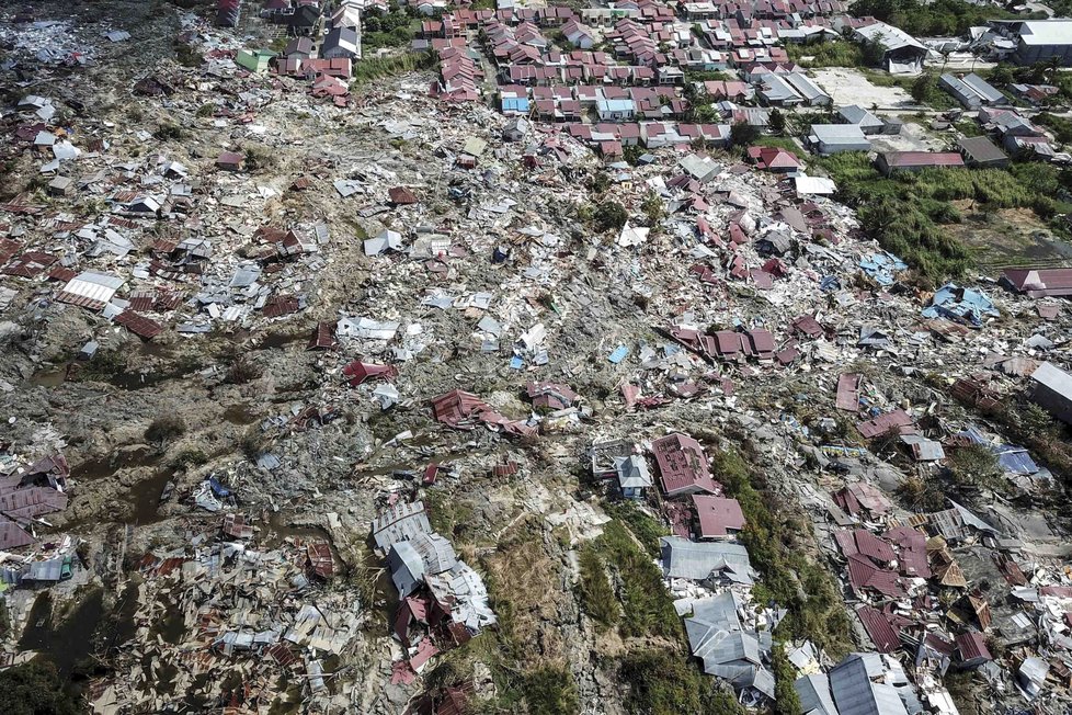 Letecké snímky oblasti, kterou zasáhlo zemětřesení a následné tsunami.