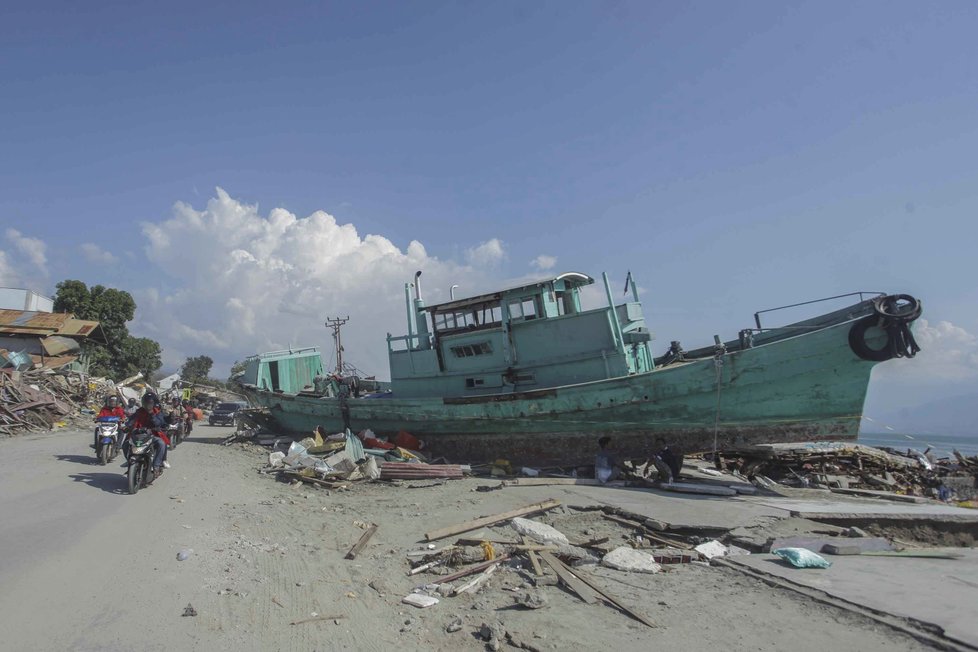 Počet obětí tsunami a zemětřesení v Indonésii neustále narůstá, úřady hlásí už 1407. Některé zasažené oblasti stále nebyly prozkoumány, (3.10.2018).