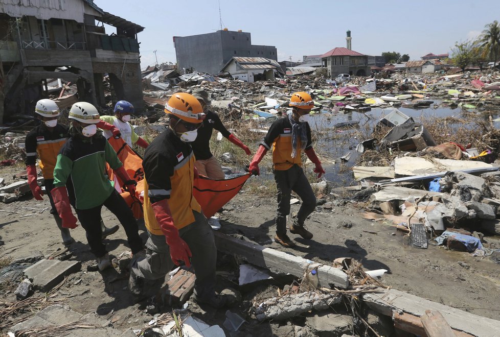 Počet obětí tsunami a zemětřesení v Indonésii neustále narůstá, úřady hlásí už 1407. Některé zasažené oblasti stále nebyly prozkoumány, (3.10.2018).