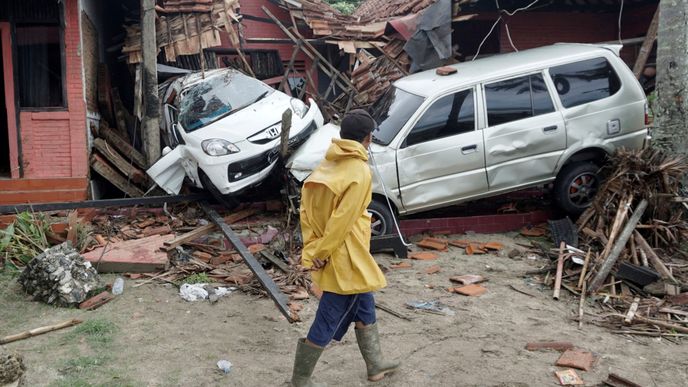 Počet mrtvých po zemětřesení v Indonésii rychle stoupal (23. 12. 2018)