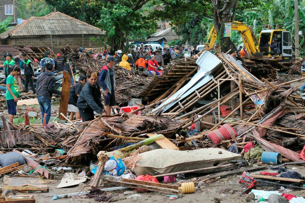 Počet mrtvých po tsunami v Indonésii rychle stoupal (23. 12. 2018)