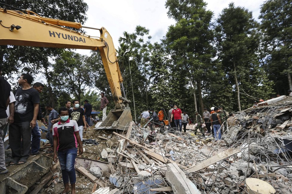 Zraněné děti, zřícené mešity. Indonésii zasáhlo ničivé zemětřesení