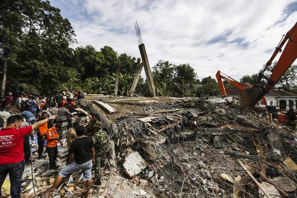 Zraněné děti, zřícené mešity. Indonésii zasáhlo ničivé zemětřesení.