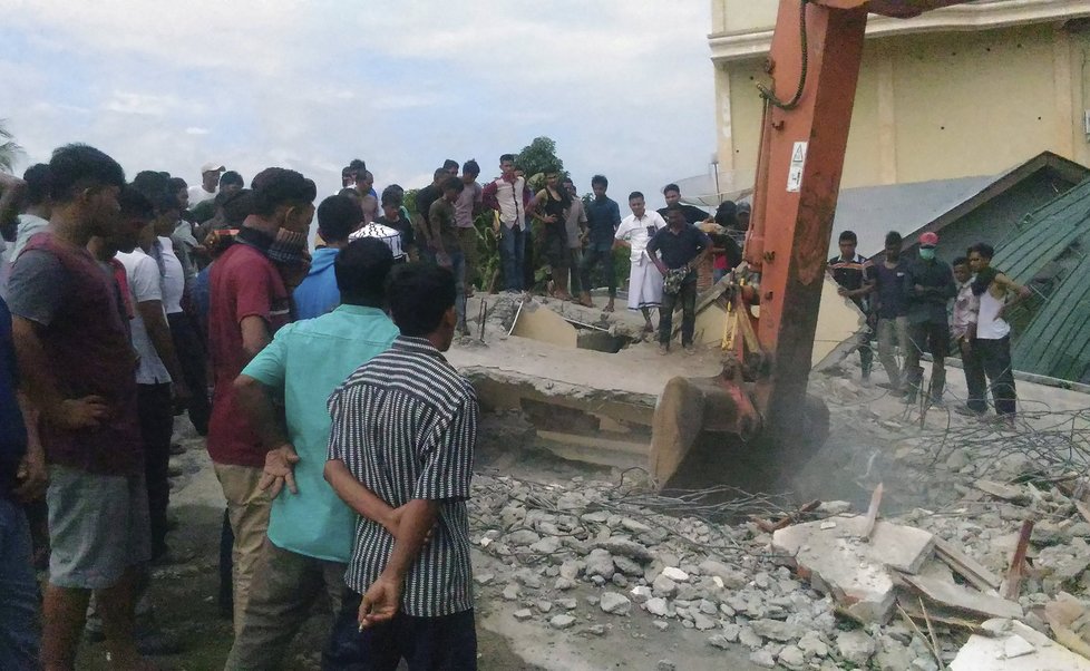 Zraněné děti, zřícené mešity. Indonésii zasáhlo ničivé zemětřesení