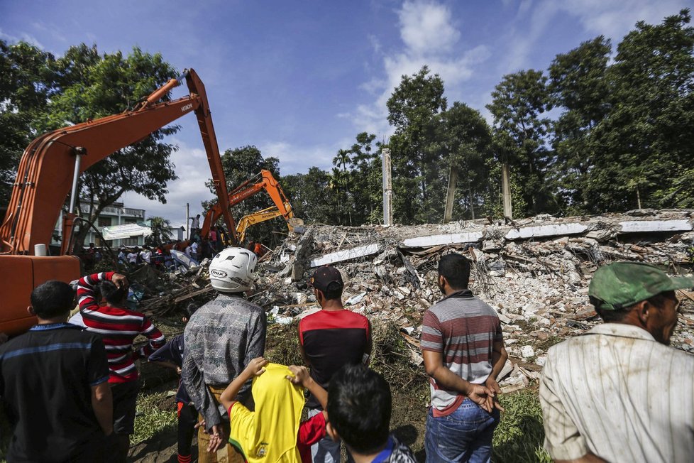 Zraněné děti, zřícené mešity. Indonésii zasáhlo ničivé zemětřesení.