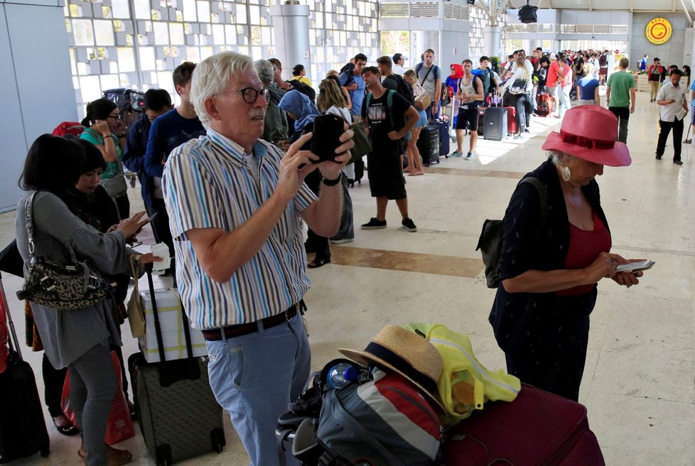 Turisté po zemětřesení hromadně opouštějí Lombok.