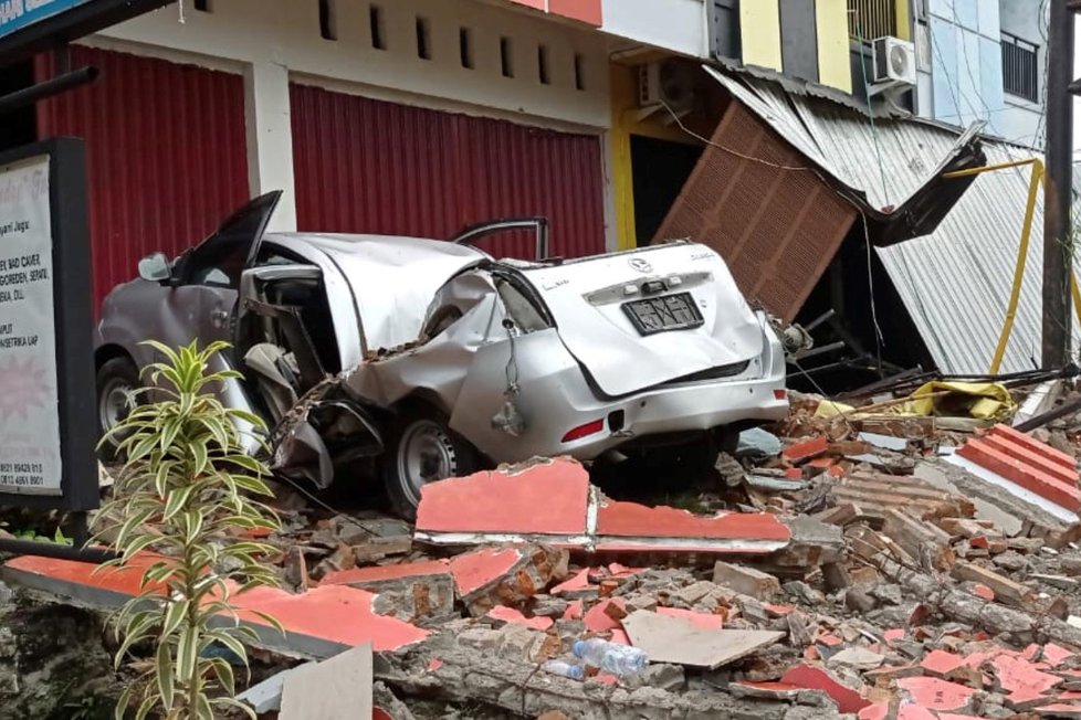 Zemětřesení na Sulawesi si vyžádalo desítky obětí.