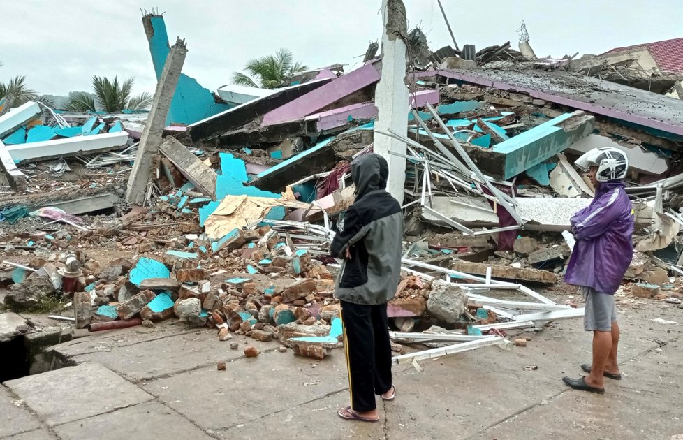 Zemětřesení na Sulawesi si vyžádalo desítky obětí.