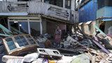 Po tsunami se 1400 mrtvými další útok živlů: Sopka v Indonésii vychrlila popel