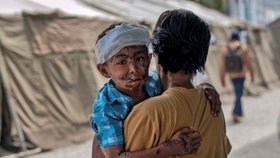 Bahno mu pohřbilo sousedy zaživa. Obětí tsunami v Indonésii hrozivě přibývá, lidé rabují
