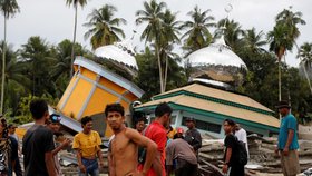 Po zemětřesení a tsunami na indonéském ostrově Sulawesi je nejméně 1650 mrtvých. (6.10.2018)