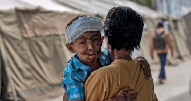 Bahno mu pohřbilo sousedy zaživa. Obětí tsunami v Indonésii hrozivě přibývá, lidé rabují