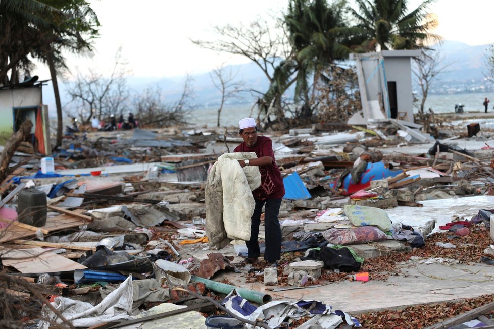 Bilance zemětřesení a následné vlny tsunami, které na konci září postihly indonéský ostrov Sulawesi, překročila 2000 mrtvých. Teď zabíjela další vlna