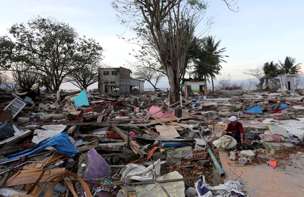 Po zemětřesení a tsunami na indonéském ostrově Sulawesi je nejméně 1650 mrtvých. (6.10.2018)