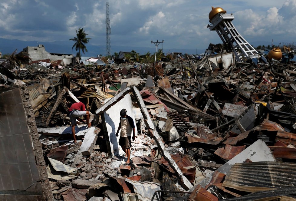 Po zemětřesení a tsunami na indonéském ostrově Sulawesi je nejméně 1650 mrtvých. (6.10.2018)