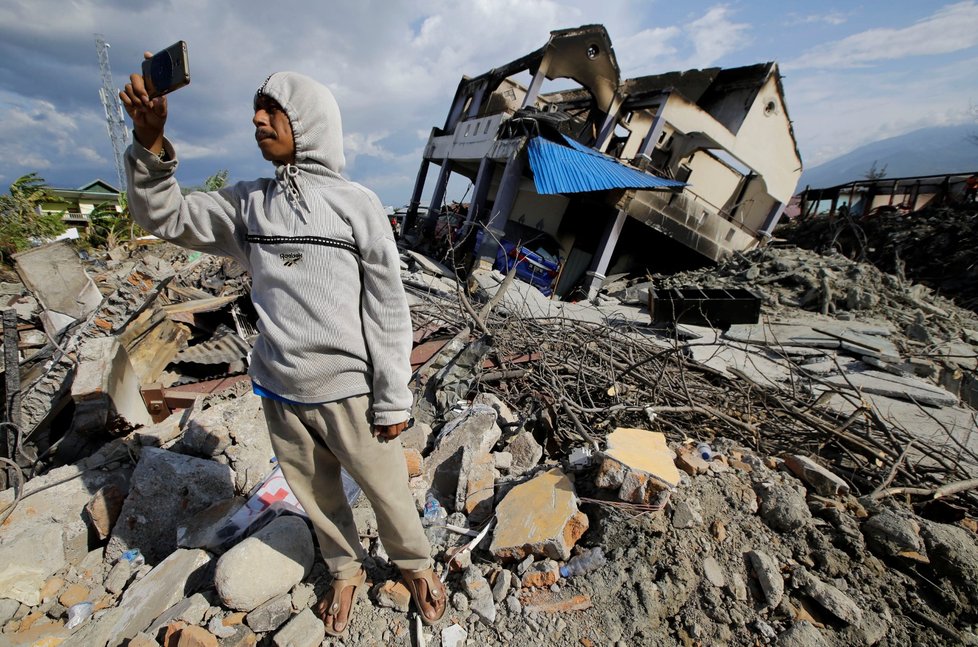 Po zemětřesení a tsunami na indonéském ostrově Sulawesi je nejméně 1650 mrtvých. (6.10.2018)